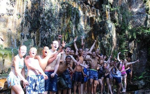  Die Gr 7’s se “doop” onder ‘n yskoue waterval
